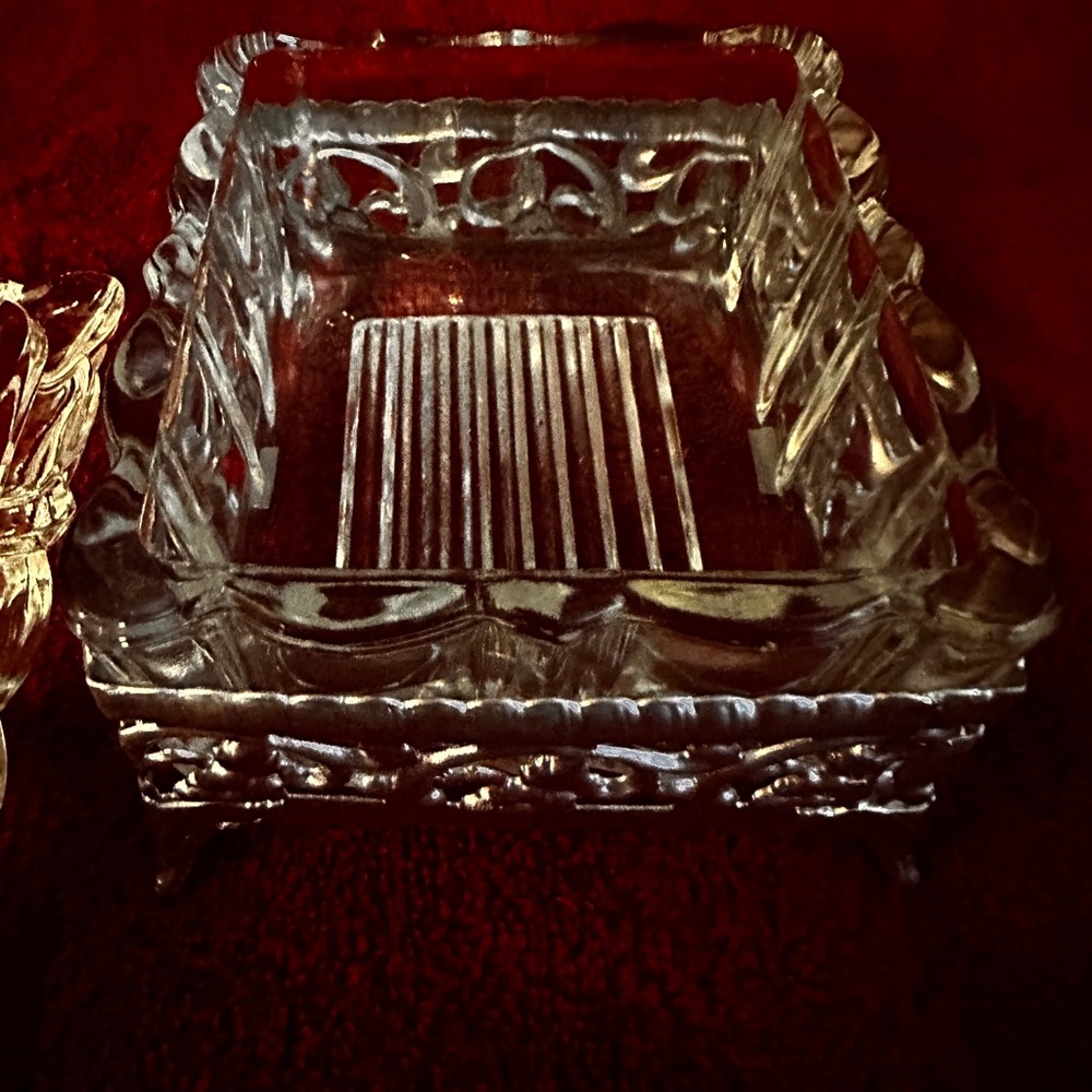 Vintage Vanity Heavy Glass Floral Filigree Footed Trinket Box - Picture 9 of 9